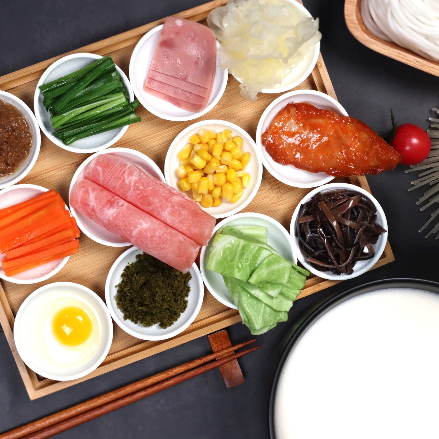 狀元米線，目前已發(fā)展多家直營(yíng)與加盟店