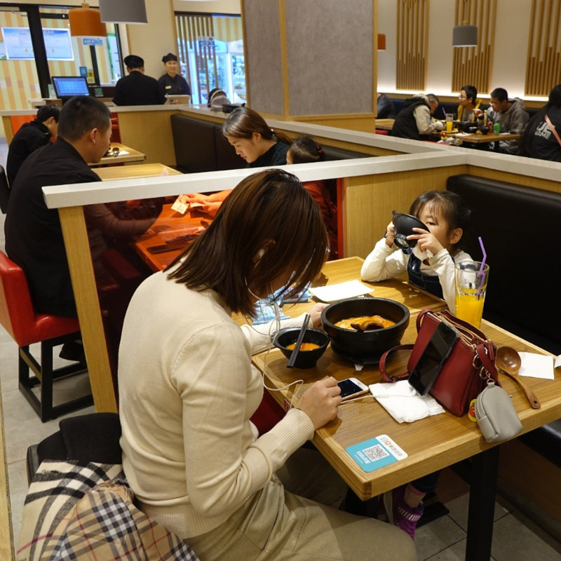 狀元米線是在傳統(tǒng)過橋米線的基礎(chǔ)之上經(jīng)過改良研發(fā)，使之更適合當(dāng)下人們追求的時尚、快捷、營養(yǎng)、健康和美味。