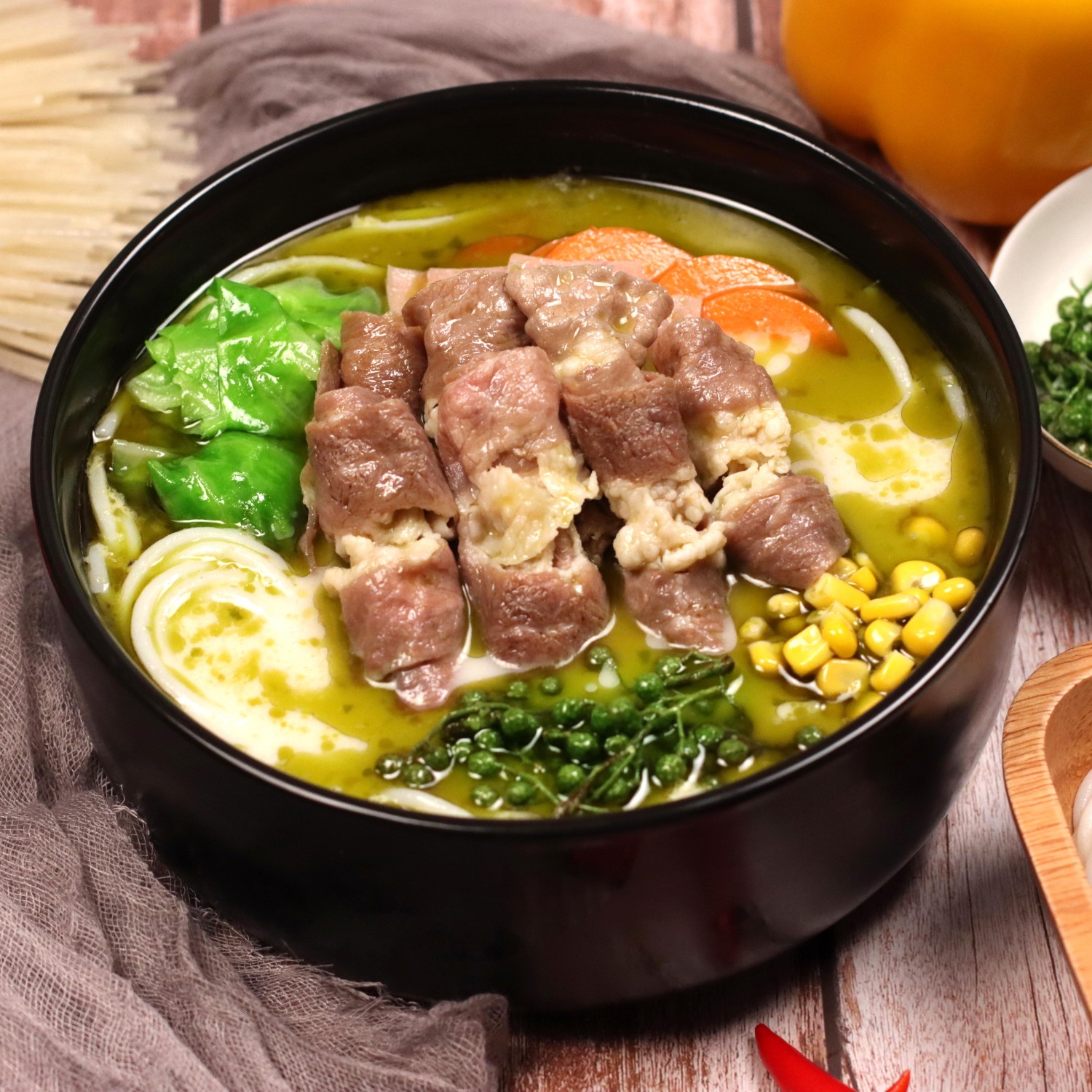 推薦一個不錯的項(xiàng)目，狀元米線堂食加外賣雙模式，做生意跟著大品牌，運(yùn)營經(jīng)驗(yàn)豐富，全國合作熱線：400-967-2208