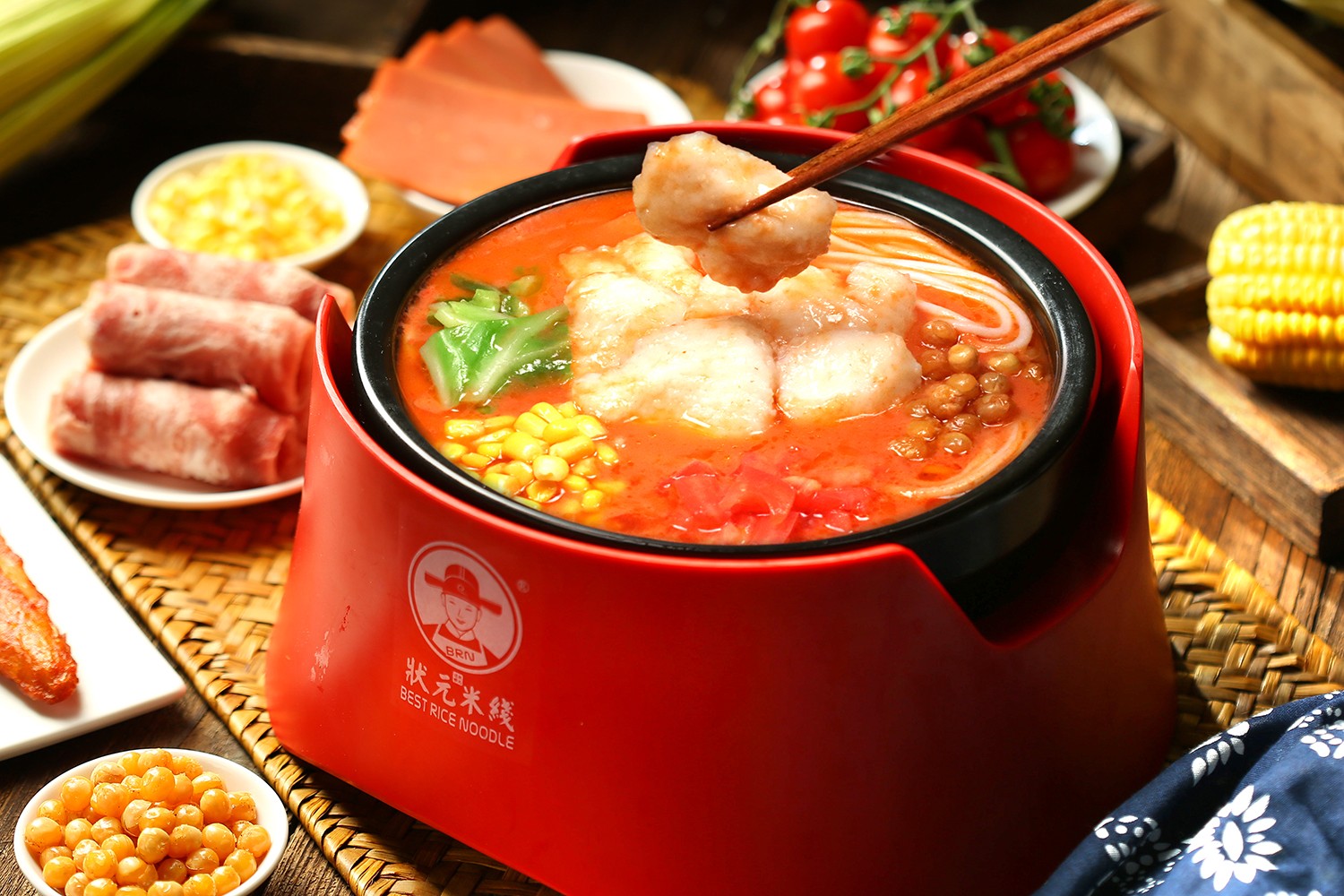 狀元米線深知決定一家米線店生意好壞，全靠產(chǎn)品口味，17年米線品類，真材實料，才夠好吃！歡迎各界有志之士加入合作。全國合作熱線：400-967-2208