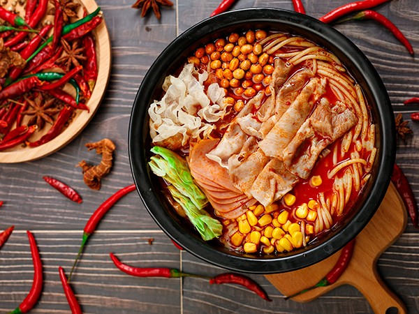 狀元米線好吃不貴，價格實惠，食材都是由總部工廠直供，保證口味統(tǒng)一多種主食選擇，操作簡單，也不需要大廚，堂食+外帶+外賣，免費培訓，扶持創(chuàng)業(yè)，無需經(jīng)驗即可開一家米線店，大眾消費，老少皆宜，全時段可經(jīng)營，總部提供一站式扶持！狀元米線，18年只為一碗好米線