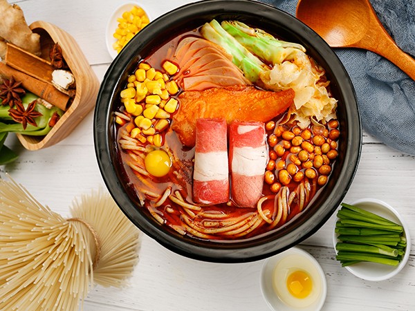 在本地開一家狀元米線店需要多少錢？狀元米線&香汁蘭番茄米線火熱招商中，沒有餐飲經(jīng)驗(yàn)不用怕，零經(jīng)驗(yàn)小白也能開，免費(fèi)培訓(xùn)扶持創(chuàng)業(yè)，30平方起即可開店，新鮮食材統(tǒng)一配送，無需廚師，操作簡單，品類豐富，3分鐘出餐，堂食+外賣多平臺(tái)接單，開店經(jīng)營總部全程幫扶