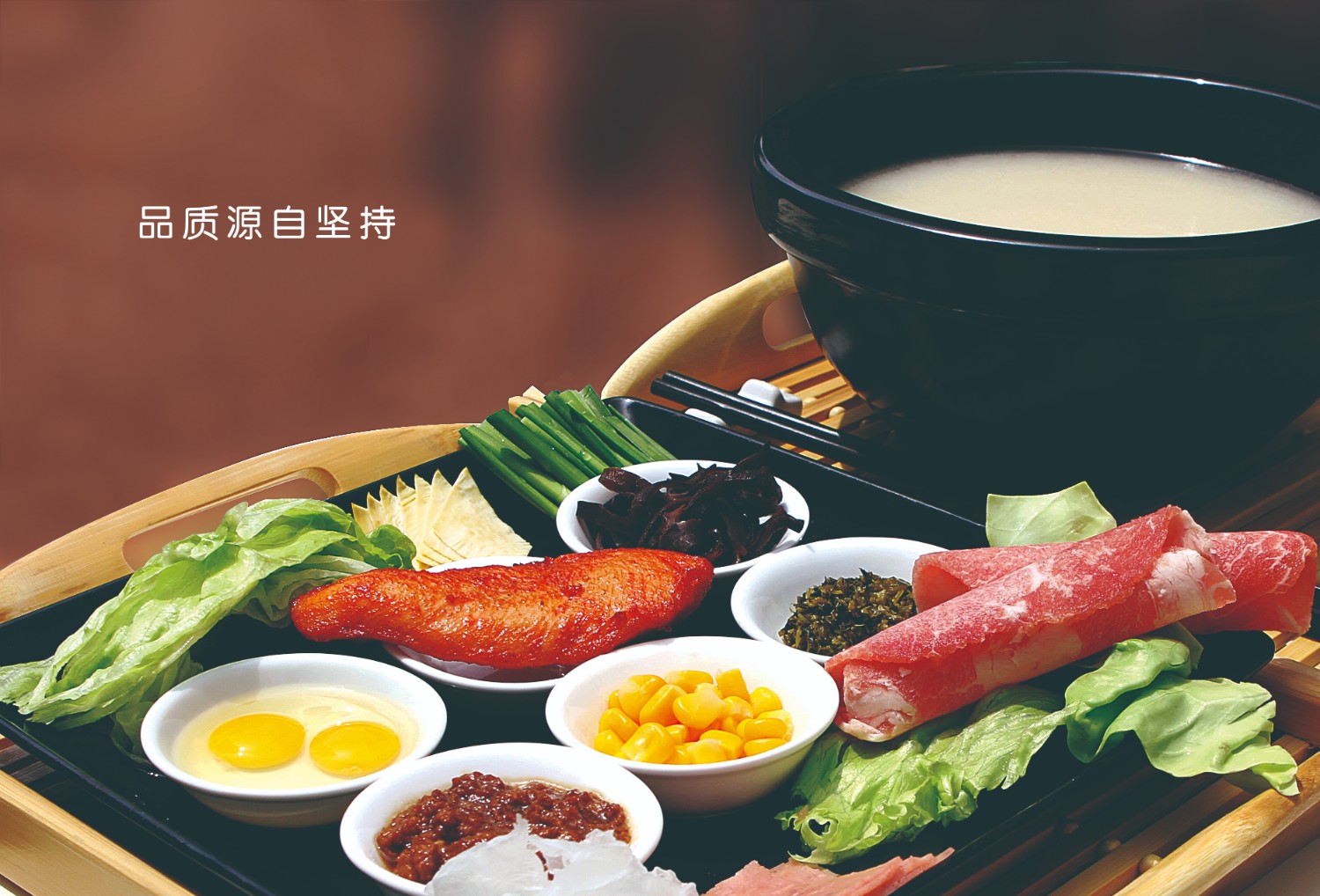 上手快，一個(gè)投資小，好操作的美食餐廳！米線加盟好項(xiàng)目，狀元米線全國合作熱線：400-967-2208，狀元米線始創(chuàng)于2005年，主要以運(yùn)營云南風(fēng)情的過橋米線及各種地方特色小吃為主的全國連鎖餐飲企業(yè)