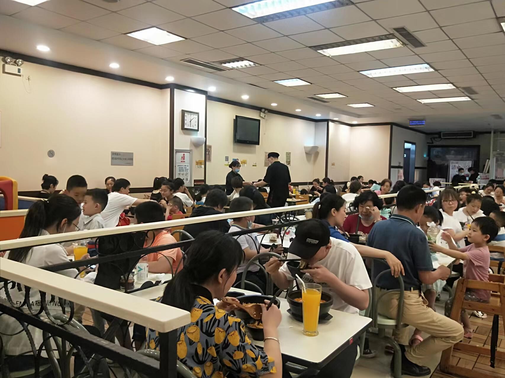 在本地開一家狀元米線需要多少錢？狀元米線公司火熱招商中，沒有餐飲經驗不用怕，零經驗小白也能開，總部扶持創(chuàng)業(yè)，30平方米即可  開店，無需廚師，操作簡單，品類豐富，快速出餐，堂食加外賣多平臺接單，開店到后期經營總部全程幫扶